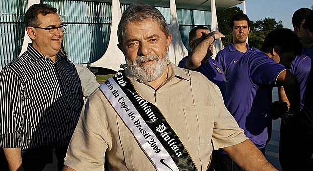 Lula em 2009, com a faixa de campeão da Copa do Brasil do Corinthians. Foto: Ricardo Stuckert